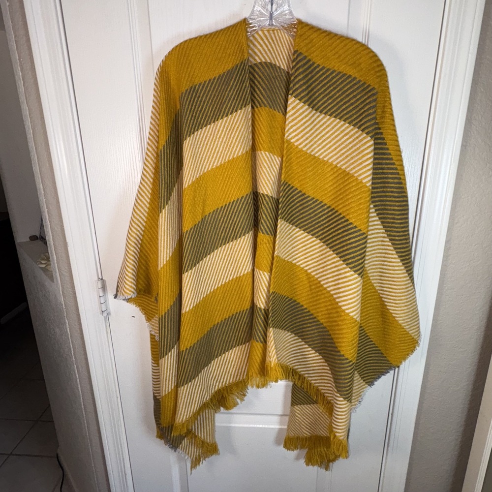 Boutique One Size Poncho NWOT Soft Knit Gold Gray Cream Herringbone Stripe Shawl